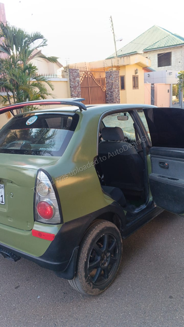 2000 Daihatsu Sirion